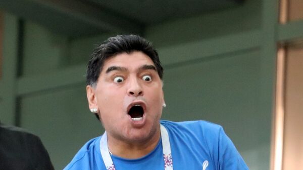 Exfutbolista argentino Diego Maradona mirando - Sputnik Mundo