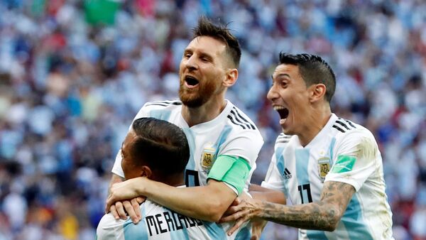 Leo Messi (centro), futbolista argentino - Sputnik Mundo