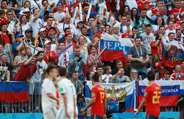Los hinchas en el partido entre España y Rusia Los hinchas en el partido entre España y Rusia - Sputnik Mundo
