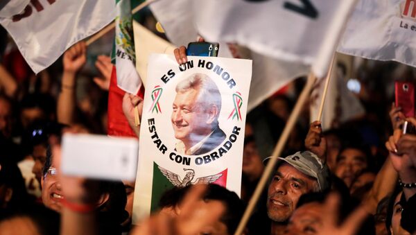 Los partidarios de Andréa Manuel López Obrador con un cartel - Sputnik Mundo