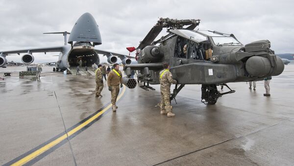 Un helicóptero Apache del Ejército de Estados Unidos en la pista de la Base Aérea en Ramstein - Sputnik Mundo