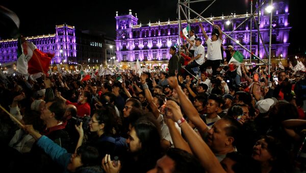 Celebración de la victoria de López Obrador en Ciudad de México - Sputnik Mundo
