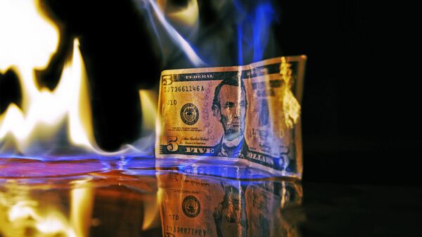 Un billete de dólar estadounidense en llamas - Sputnik Mundo