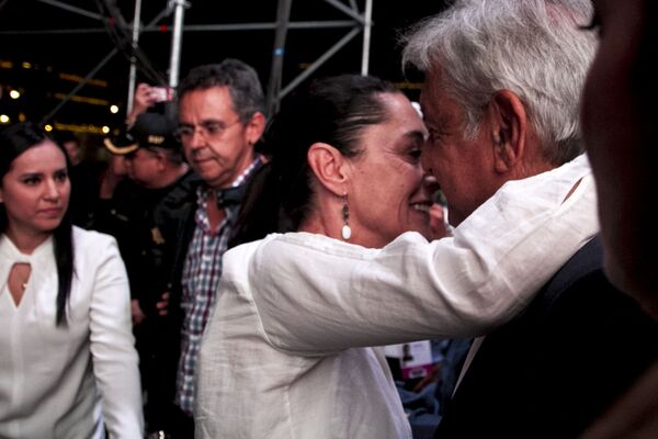 Claudia Scheinbaum y AMLO se saludan tras la victoria electoral - Sputnik Mundo