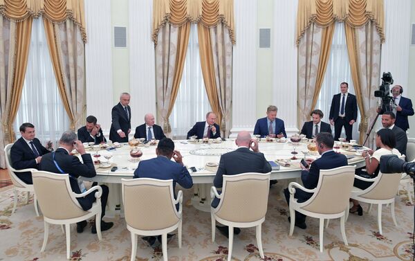 El presidente de Rusia, Vladímir Putin se reune con estrellas del fútbol en el Kremlin - Sputnik Mundo