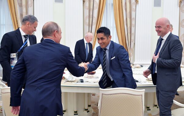 El presidente de Rusia, Vladímir Putin y el futbolista mexicano, Jorge Campos en el Kremlin - Sputnik Mundo