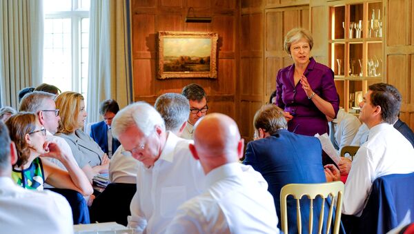 Theresa May, primera ministra del Reino Unido, durante una sesión en su residencia campestre de Chequers - Sputnik Mundo