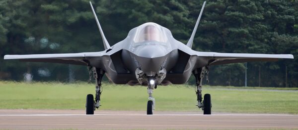 Un caza F-35B del Cuerpo de Marines de EEUU. Los F-35B también se fabrican en Italia Un caza F-35B del Cuerpo de Marines de EEUU. Los F-35B también se fabrican en Italia - Sputnik Mundo