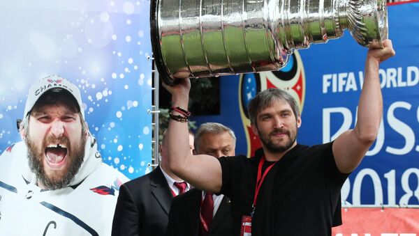 El jugador ruso de hockey Ovechkin lleva la Copa Stanley a la FIFA Fan Fest de Moscú - Sputnik Mundo