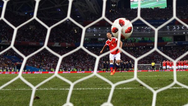 Serguei Ignashevich (Rusia) marca un gol durante un penal - Sputnik Mundo
