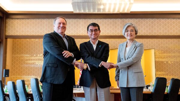 Secretario de Estado de EEUU, Mike Pompeo, ministro japonés de Exteriores, Taro Kono, y la canciller surcoreana, Kang Kyung-wha - Sputnik Mundo