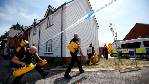 Investigadores en el lugar del envenenamiento en Amesbury, Reino Unido - Sputnik Mundo
