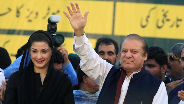 Ex primer ministro de Pakistán, Nawaz Sharif, y su hija Maryam - Sputnik Mundo