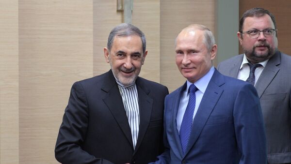 El asesor para asuntos internacionales del líder supremo de Irán, Alí Akbar Velayati, y el presidente de Rusia, Vladímir Putin - Sputnik Mundo