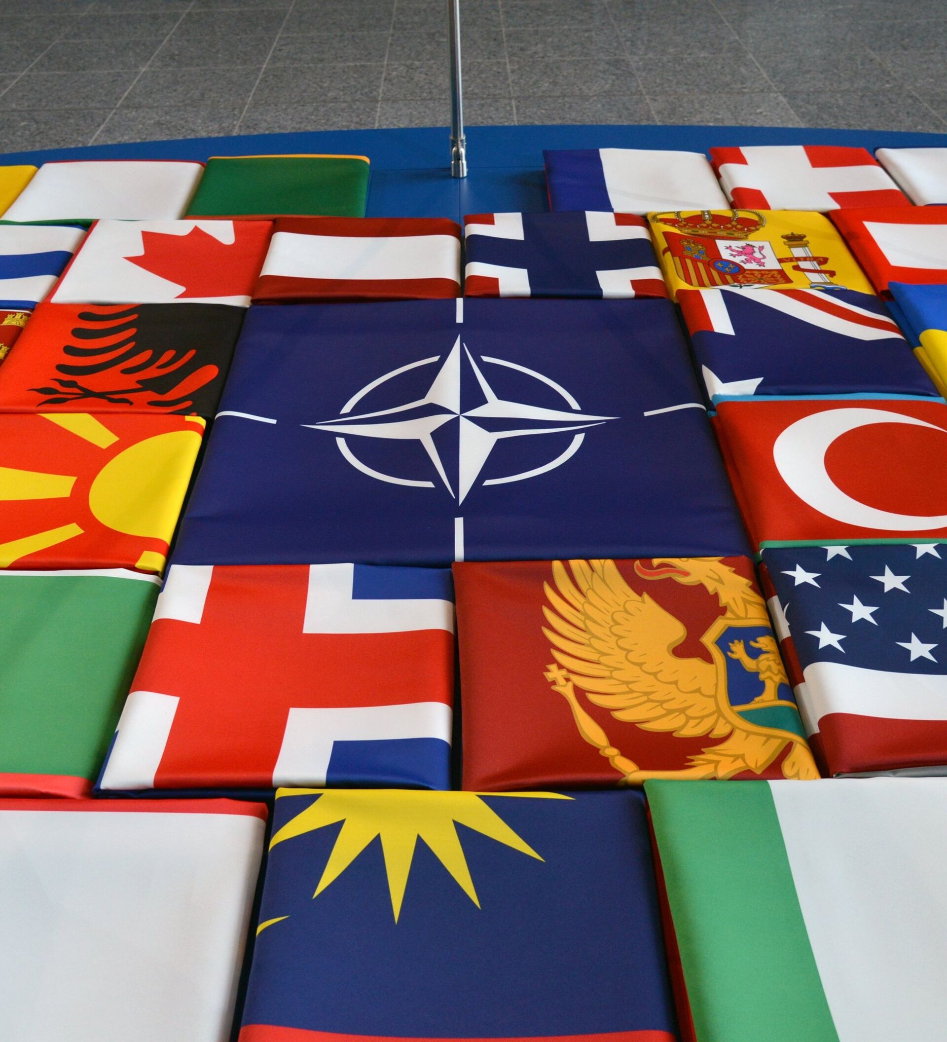 Участницы нато. Флаги членов НАТО. Флаги стран НАТО. Блок НАТО флаг. Флаг США И НАТО.