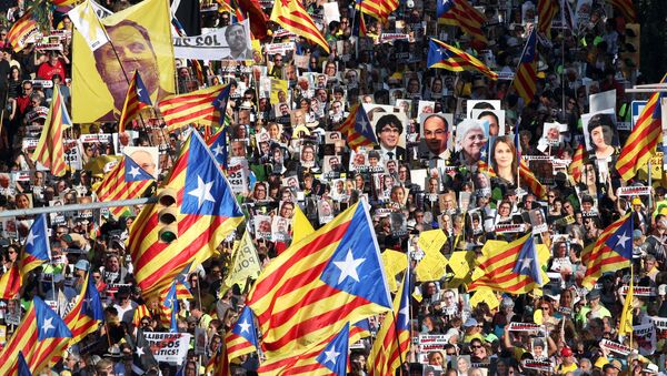 Marcha en Barcelona a favor de la libertad de los presos independentistas catalanes - Sputnik Mundo