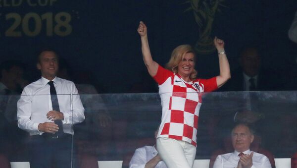 Kolinda Grabar-Kitarovic, presidenta de Croacia, celebra un gol de su selección en la final del Mundial de Rusia - Sputnik Mundo