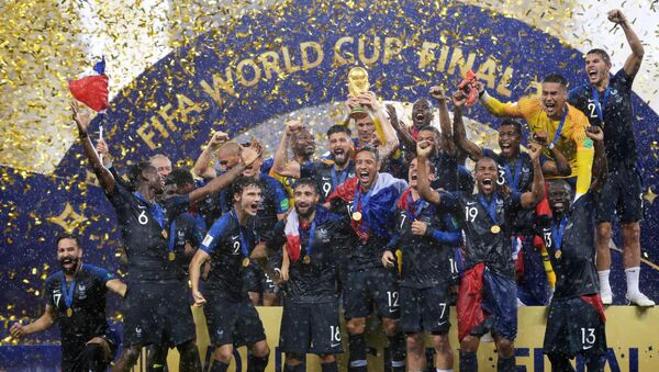 La selección de Francia celebra su victória en el Mundial de Rusia - Sputnik Mundo