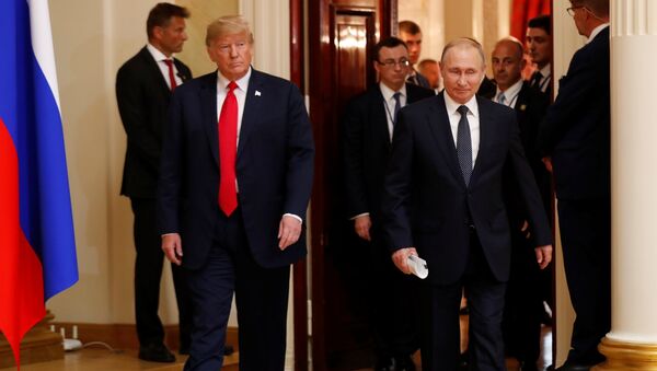 El presidente de Estados Unidos, Donald Trump, y el líder ruso, Vladímir Putin, durante su reunión en Helsinki - Sputnik Mundo