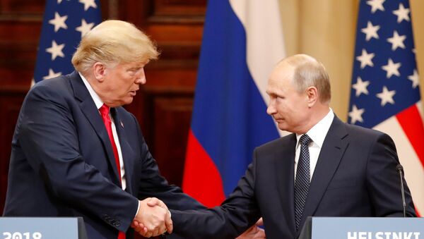 El presidente de Estados Unidos, Donald Trump, durante la reunión con su homólogo ruso, Vladímir Putin - Sputnik Mundo