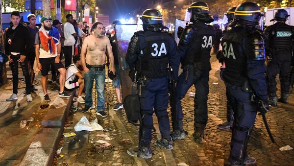 La Policía dispersa a la gente en París después de celebraciones agresivas tras el partido de fútbol final de la Copa Mundial Rusia 2018 entre Francia y Croacia - Sputnik Mundo