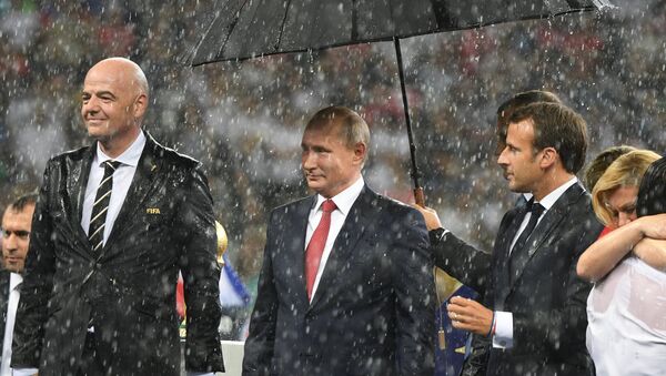 El presidente de la FIFA, Gianni Infantino, el mandatario ruso, Vladímir Putin, y su homólogo francés, Emmanuel Macron, durante la final del Mundial - Sputnik Mundo