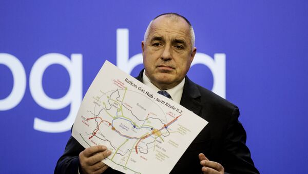 El primer ministro búlgaro, Boyko Borisov, muestra el proyecto de Balkan Gas Hub - Sputnik Mundo
