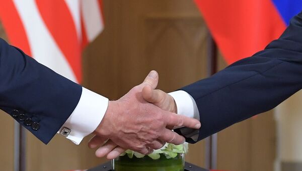 La reunión entre el presidente de Estados Unidos, Donald Trump, y el líder ruso, Vladímir Putin - Sputnik Mundo