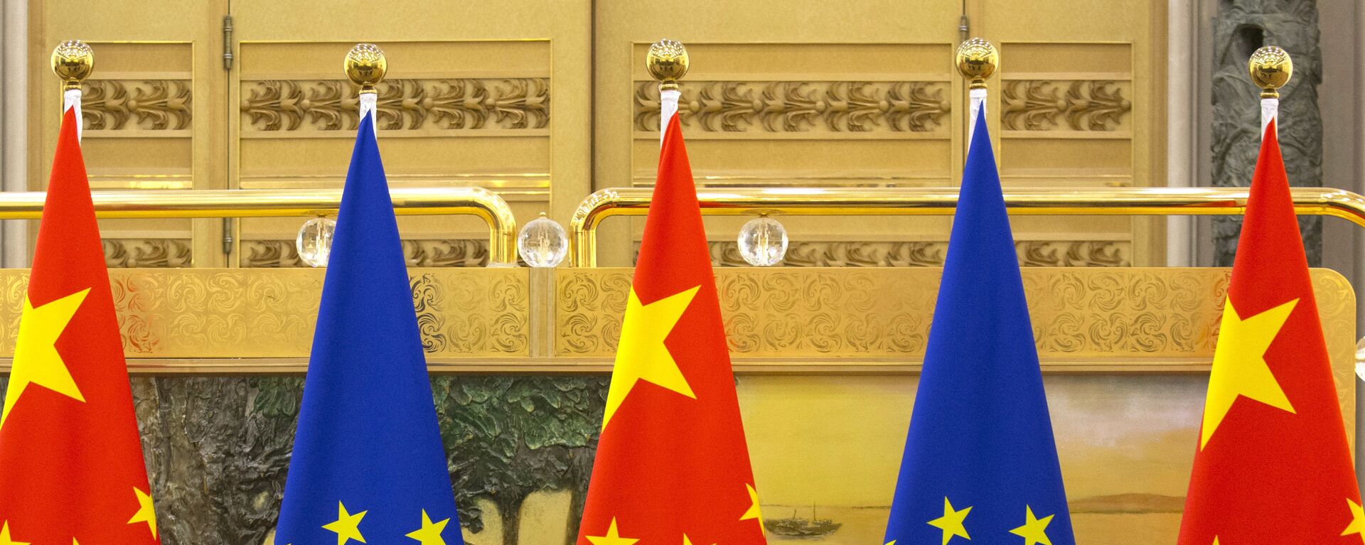 El presidente del Consejo Europeo Donald Tusk, el primer ministro chino Li Keqiang y el presidente de la Comisión Europea Jean-Claude Juncker durante celebración de la cumbre entre China y la UE - Sputnik Mundo, 1920, 03.03.2022