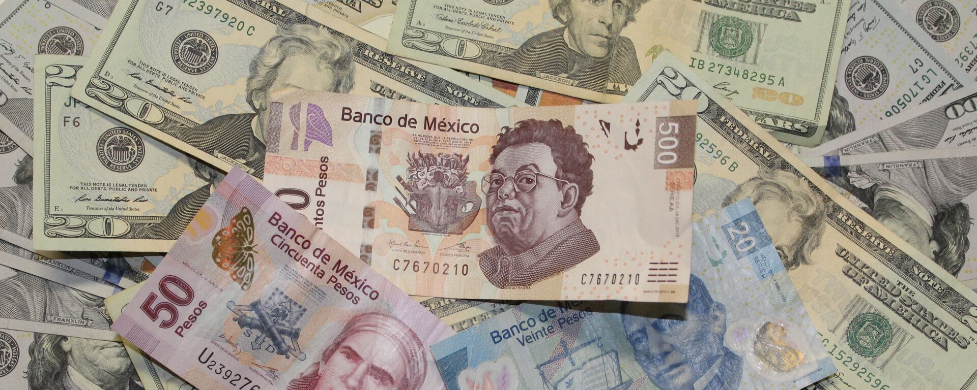 Pesos mexicanos y dólares - Sputnik Mundo, 1920, 03.03.2021