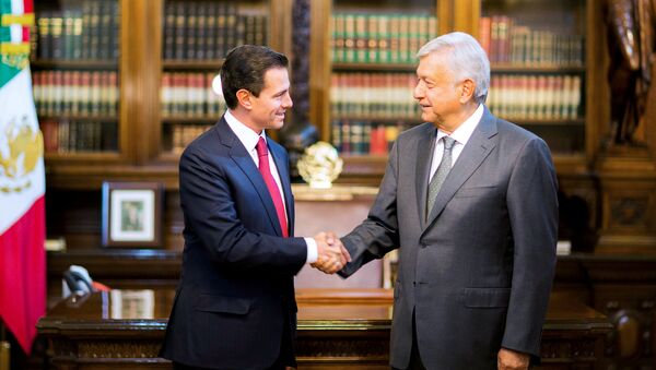 El presidente saliente de México, Enrique Peña Nieto y Andrés Manuel López Obrador - Sputnik Mundo