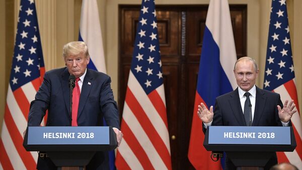 El presidente de Estados Unidos, Donald Trump, durante la reunión con su homólogo ruso, Vladímir Putin - Sputnik Mundo