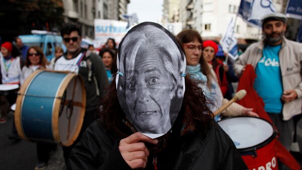Una persona lleva una máscara de Christine Lagarde, directora general del FMI, durante una protesta contra el organismo en Buenos Aires. - Sputnik Mundo