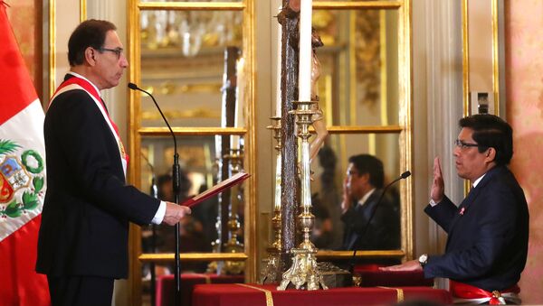 El presidente peruano Martín Vizcarra tomando juramento a Vicente Zeballos como ministro de Justicia y Derechos Humanos - Sputnik Mundo