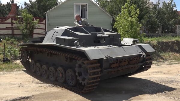 Este ruso replica tanques en su garaje - Sputnik Mundo