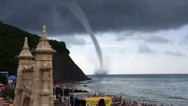 Un tornado terrorífico se acerca a una playa en Rusia - Sputnik Mundo