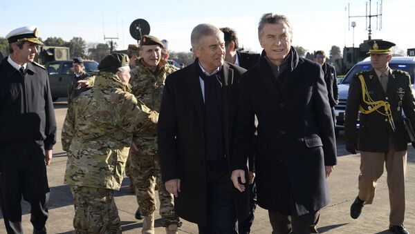 El presidente argentino Mauricio Macri, de pie a la derecha, camina con el ministro de Defensa Oscar Raúl Aguad en una sede militar en las afueras de Buenos Aires, Argentina. - Sputnik Mundo