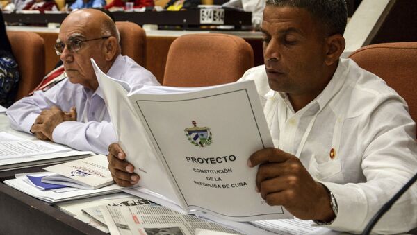 Diputado de la Asamblea Nacional de Cuba lee el nuevo proyecto de Constitución - Sputnik Mundo