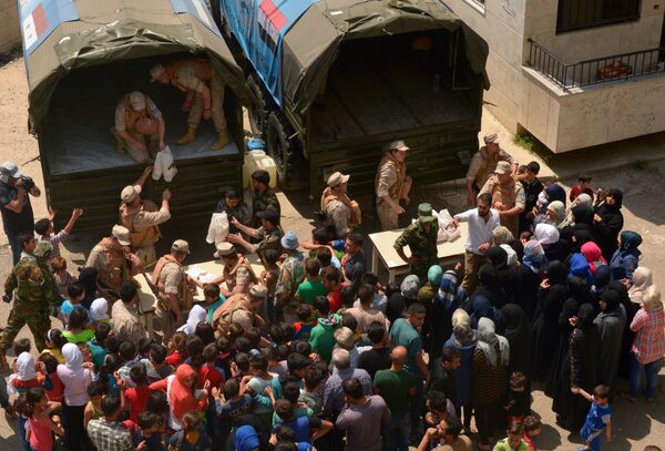Oficiales del Centro ruso de la reconciliación reparten ayuda humanitaria en la provincia siria de Latakia, 3 de mayo 2018 Oficiales del Centro ruso de la reconciliación reparten ayuda humanitaria en la provincia siria de Latakia, 3 de mayo 2018 - Sputnik Mundo
