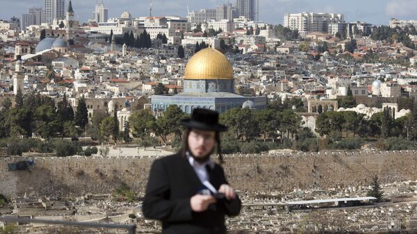 Un judio cerca de la mezquita Cúpula de la Roca en Jerusalén - Sputnik Mundo