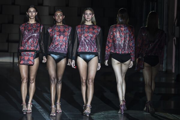 Custo Barcelona muestra su nueva colección de ropa en la semana de la moda de Colombia. - Sputnik Mundo