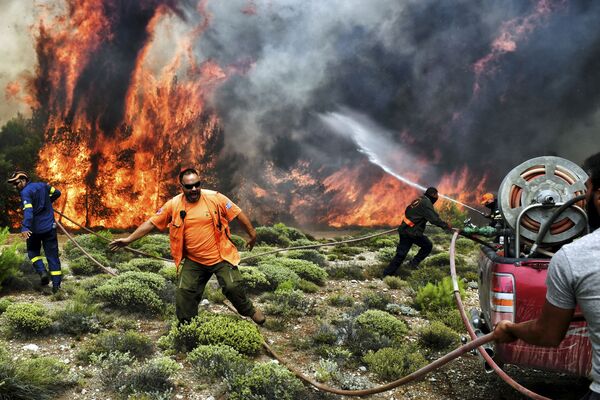 Lucha contra los incendios forestales en Grecia - Sputnik Mundo