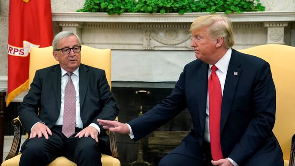 El presidente de la Comisión Europea, Jean-Claude Juncker, y el presidente estadounidense, Donald Trump - Sputnik Mundo