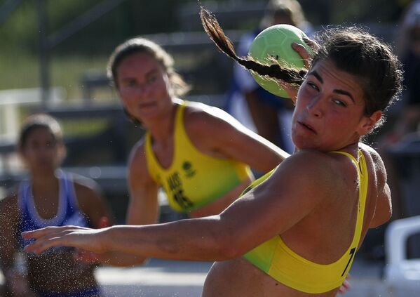 Un partido de balonmano playa entre las selecciones femeninas de Grecia y Australia. - Sputnik Mundo