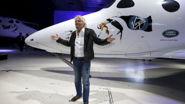 Richard Branson posa para la prensa con la lanzadera SpaceShipTwo - Sputnik Mundo