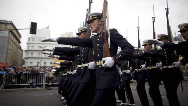 Soldados argentinos durante un desfile militar en Buenos Aires (archivo) - Sputnik Mundo