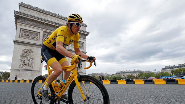 El ganador 2018 del Tour de France, Geraint Thomas, en su bicicleta Pinarello Dogma F10 X-Light. - Sputnik Mundo