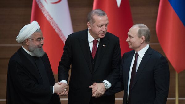 El presidente de Irán, Hasán Rohaní, el presidente turco, Recep Tayyip Erdogan, y el presidente de Rusia, Vladímir Putin - Sputnik Mundo
