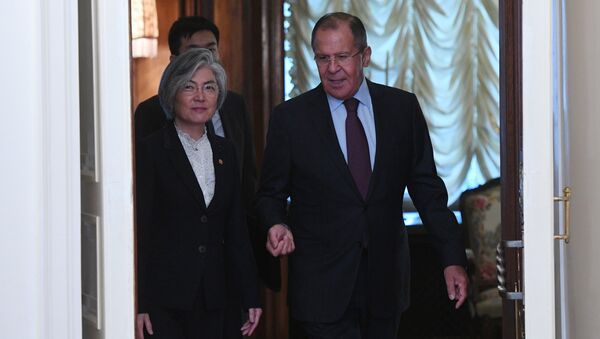 La ministra de Asuntos Exteriores de Corea del Sur, Kang Kyung-wha, y el canciller ruso, Serguéi Lavrov - Sputnik Mundo