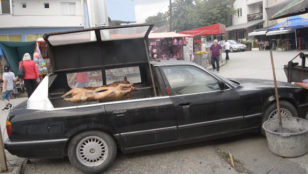 Un ciudadano serbio de la localidad de Stragari convirtió un vehículo BMW en una parrilla sobre ruedas - Sputnik Mundo